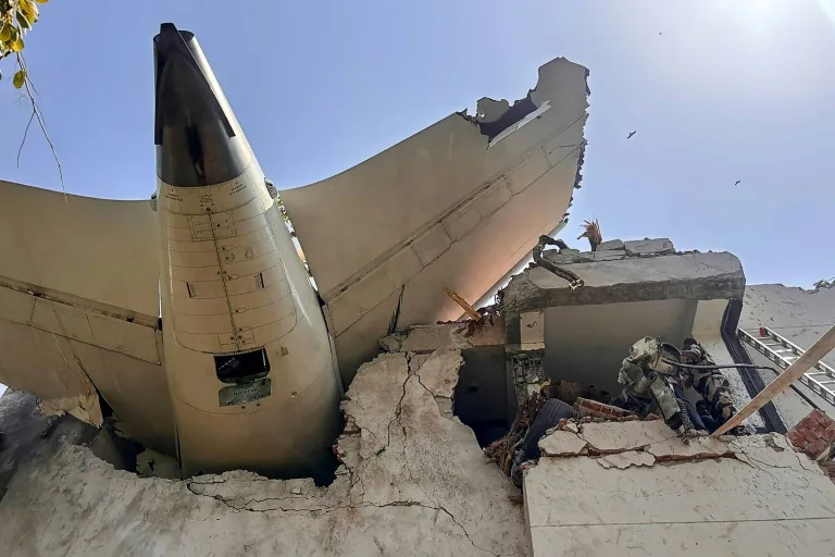CRASH EN INDE : CE QUE L’ON SAIT DU BOEING 787-8 QUI S’EST ECRASE AU DECOLLAGE